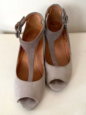 GENTLE SOULS PEEP TOE T-STRAP HEELS SUEDE 2 TONE, SIZE 6